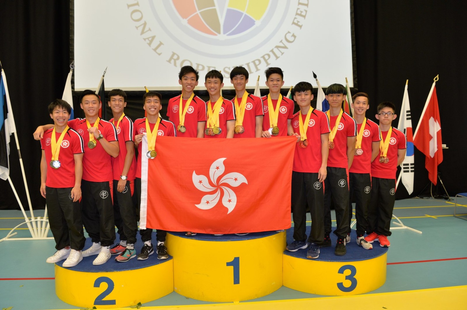 劉盼晞(右五)在世界跳繩錦標賽中獲取佳績